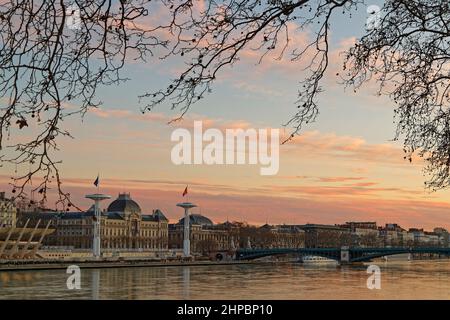 LYON, FRANKREICH, 19. Februar 2022 : Sonnenuntergang an den Kais der Rhone. Stockfoto