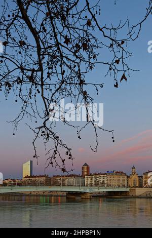 LYON, FRANKREICH, 19. Februar 2022 : Sonnenuntergang an den Kais der Rhone. Stockfoto