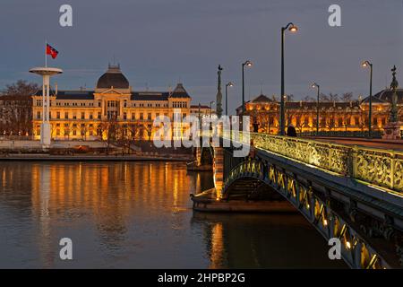 LYON, FRANKREICH, 19. Februar 2022 : Universitätsgebäude und Brücke über die Rhone zur blauen Stunde. Stockfoto