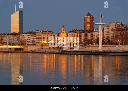 LYON, FRANKREICH, 19. Februar 2022 : die Mündung der Rhone zur blauen Stunde. Stockfoto