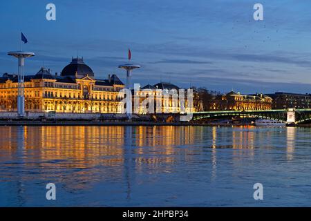 LYON, FRANKREICH, 19. Februar 2022 : Uferstraßen an der Rhone und Universitätsgebäude zur blauen Stunde. Stockfoto