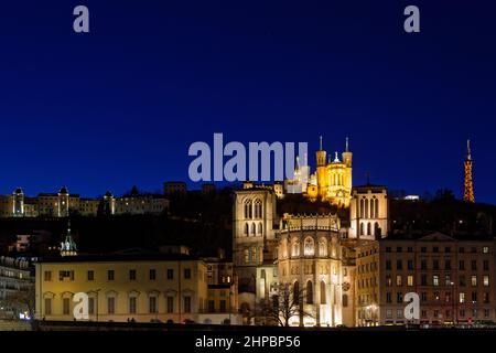 LYON, FRANKREICH, 19. Februar 2022 : Hügel Fourviere zur blauen Stunde, mit der Kathedrale Saint-Jean und der Basilika Fourviere. Stockfoto