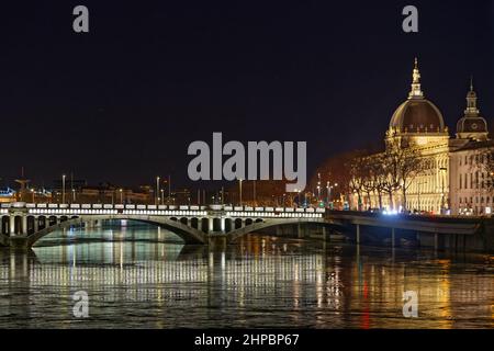 LYON, FRANKREICH, 19. Februar 2022 : Rhone River und erhellen Hotel Dieu Gebäude in der Nacht Stockfoto