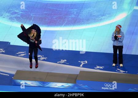 Peking, China. 20th. Februar 2022. Jessie Diggins aus den Vereinigten Staaten feiert den Gewinn einer Silbermedaille beim 30-Kilometer-Rennen der Frauen bei den Olympischen Abschlussfeiern im Nationalstadion bei den Olympischen Winterspielen 2022 in Peking am Sonntag, den 20. Februar 2022. Therese Johaug aus Norwegen, rechts, gewann Gold. Foto von Paul Hanna/UPI. Kredit: UPI/Alamy Live Nachrichten Stockfoto