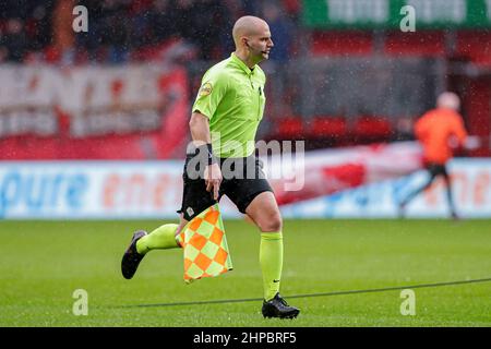 ENSCHEDE, NIEDERLANDE - 20. FEBRUAR: Schiedsrichter-Assistent Thomas Krijt beim niederländischen Eredivisie-Spiel zwischen dem FC Twente und Schieß los. Eagles am 20. Februar 2022 in Enschede, Niederlande (Foto: Peter Lous/Orange Picles) Stockfoto