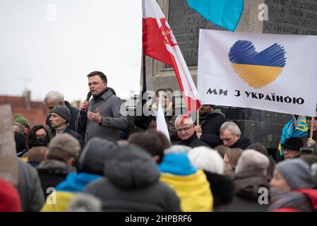 Warschau, Warschau, Polen. 20th. Februar 2022. Der Parteivorsitzende Polska 2050 (Polen 2050) SZYMON HOLOWNIA hält eine Rede während einer Solidaritätskundgebung mit der Ukraine am 20. Februar 2022 in Warschau, Polen. Einige hundert Menschen versammelten sich auf dem Schlossplatz der Altstadt in Warschau, um der ukrainischen Diaspora ihre Unterstützung zu zeigen. (Bild: © Aleksander Kalka/ZUMA Press Wire) Stockfoto