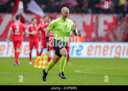 ENSCHEDE, NIEDERLANDE - 20. FEBRUAR: Schiedsrichter-Assistent Thomas Krijt beim niederländischen Eredivisie-Spiel zwischen dem FC Twente und Schieß los. Eagles am 20. Februar 2022 in Enschede, Niederlande (Foto: Peter Lous/Orange Picles) Stockfoto