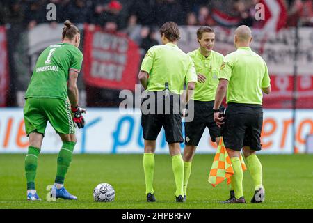 ENSCHEDE, NIEDERLANDE – FEBRUAR 20: Torwart Lars Unnerstall vom FC Twente, Schiedsrichter Martin van den Kerkhof, Schiedsrichter-Assistent Thomas Krijt, Schiedsrichter-Assistent Joris Westhof beim niederländischen Eredivisie-Spiel zwischen FC Twente und Schieß los. Eagles am 20. Februar 2022 in Enschede, Niederlande (Foto: Peter Lous/Orange Picles) Stockfoto