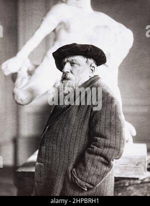 Auguste Rodin (1840-1917) Französischer Bildhauer mit seiner Skulptur das ewige Idol (1893) im Hintergrund. Stockfoto