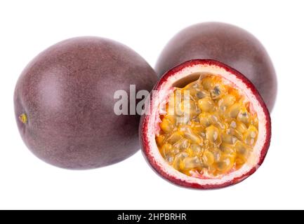 Passionsfrucht isoliert auf weißem Hintergrund. Passionsfrucht oder Maracuya, exotische Frucht. Beschneidungspfad Stockfoto