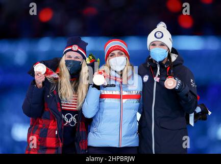 Peking, China. 20th. Februar 2022. Die norwegische Goldmedaillengewinnerin Therese Johaug (C), Die Silbermedaillengewinnerin Jessie Diggins (L) aus den Vereinigten Staaten und die Bronzemedaillengewinnerin Kerttu Niskanen aus Finnland posieren für Fotos während der Siegerehrung des kostenlosen Massenstarts der Langlauf-Frauen 30km während der Abschlusszeremonie der Olympischen Winterspiele 2022 in Peking im Nationalstadion in Peking, Capital of China, 20. Februar 2022. Quelle: Cao Can/Xinhua/Alamy Live News Stockfoto