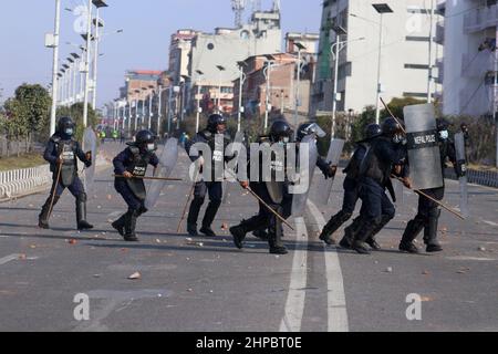 Kathmandu, NE, Nepal. 20th. Februar 2022. Kader verschiedener politischer Parteien stoßen bei einem Protest gegen die MCC-Zuschüsse der US-Regierung für Nepal in Kathmandu, Nepal, am 20. Februar 2022, auf die Bereitschaftspolizei. Die Regierung hingegen hat sich mit dem 500 Millionen US-Dollar-Entwicklungshilfepakt im parlament vorangebracht, doch die Billigung des Pakts bleibt weiterhin in der Schwebe. (Bild: © Aryan Dhimal/ZUMA Press Wire) Stockfoto