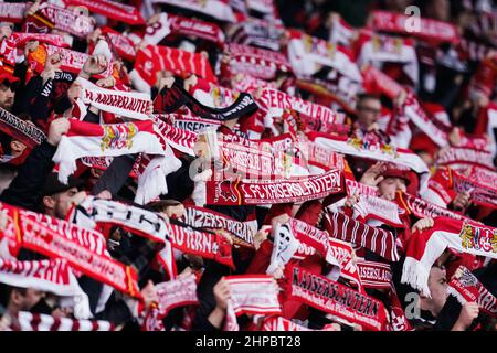 Mannheim, Deutschland. 20th. Februar 2022. Fußball: Liga 3rd, SV Waldhof Mannheim - 1. FC Kaiserslautern, Matchday 27, Carl-Benz Stadion. Kaiserslautern-Fans halten Fanschals hoch. Quelle: Uwe Anspach/dpa - WICHTIGER HINWEIS: Gemäß den Anforderungen der DFL Deutsche Fußball Liga und des DFB Deutscher Fußball-Bund ist es untersagt, im Stadion und/oder vom Spiel aufgenommene Fotos in Form von Sequenzbildern und/oder videoähnlichen Fotoserien zu verwenden oder zu verwenden./dpa/Alamy Live News Stockfoto