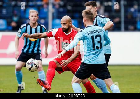 Mannheim, Deutschland. 20th. Februar 2022. Fußball: Liga 3rd, SV Waldhof Mannheim - 1. FC Kaiserslautern, Matchday 27, Carl-Benz-Stadion. Kaiserslauterns Terrence Boyd (l.) und Mannheims Marc Schnatterer kämpfen um den Ball. Quelle: Uwe Anspach/dpa - WICHTIGER HINWEIS: Gemäß den Anforderungen der DFL Deutsche Fußball Liga und des DFB Deutscher Fußball-Bund ist es untersagt, im Stadion und/oder vom Spiel aufgenommene Fotos in Form von Sequenzbildern und/oder videoähnlichen Fotoserien zu verwenden oder zu verwenden./dpa/Alamy Live News Stockfoto