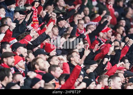 Mannheim, Deutschland. 20th. Februar 2022. Fußball: Liga 3rd, SV Waldhof Mannheim - 1. FC Kaiserslautern, Matchday 27, Carl-Benz Stadion. Die Fans von Kaiserslautern unterstützen ihr Team. Quelle: Uwe Anspach/dpa - WICHTIGER HINWEIS: Gemäß den Anforderungen der DFL Deutsche Fußball Liga und des DFB Deutscher Fußball-Bund ist es untersagt, im Stadion und/oder vom Spiel aufgenommene Fotos in Form von Sequenzbildern und/oder videoähnlichen Fotoserien zu verwenden oder zu verwenden./dpa/Alamy Live News Stockfoto