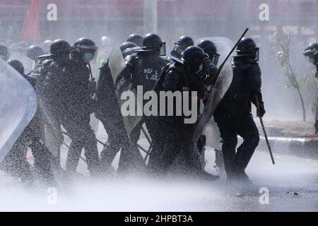 Kathmandu, NE, Nepal. 20th. Februar 2022. Kader verschiedener politischer Parteien stoßen bei einem Protest gegen die MCC-Zuschüsse der US-Regierung für Nepal in Kathmandu, Nepal, am 20. Februar 2022, auf die Bereitschaftspolizei. Die Regierung hingegen hat sich mit dem 500 Millionen US-Dollar-Entwicklungshilfepakt im parlament vorangebracht, doch die Billigung des Pakts bleibt weiterhin in der Schwebe. (Bild: © Aryan Dhimal/ZUMA Press Wire) Stockfoto