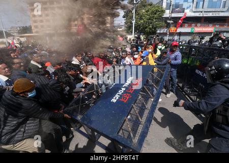 Kathmandu, NE, Nepal. 20th. Februar 2022. Kader verschiedener politischer Parteien stoßen bei einem Protest gegen die MCC-Zuschüsse der US-Regierung für Nepal in Kathmandu, Nepal, am 20. Februar 2022, auf die Bereitschaftspolizei. Die Regierung hingegen hat sich mit dem 500 Millionen US-Dollar-Entwicklungshilfepakt im parlament vorangebracht, doch die Billigung des Pakts bleibt weiterhin in der Schwebe. (Bild: © Aryan Dhimal/ZUMA Press Wire) Stockfoto