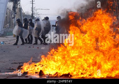 Kathmandu, NE, Nepal. 20th. Februar 2022. Kader verschiedener politischer Parteien stoßen bei einem Protest gegen die MCC-Zuschüsse der US-Regierung für Nepal in Kathmandu, Nepal, am 20. Februar 2022, auf die Bereitschaftspolizei. Die Regierung hingegen hat sich mit dem 500 Millionen US-Dollar-Entwicklungshilfepakt im parlament vorangebracht, doch die Billigung des Pakts bleibt weiterhin in der Schwebe. (Bild: © Aryan Dhimal/ZUMA Press Wire) Stockfoto