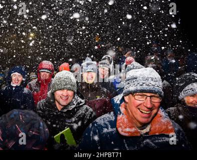 Richmond, USA. Die Menge reagiert, als Ryan Cochran-Siegle, der Silbermedaillengewinnerin des Ski-Supergings in den Alpen bei den Olympischen Spielen in Peking, nach Richmond, VT, (Bevölkerung ca. 4.000), begrüßt wird Samstag, 19. Februar 2022, Richmond, VT, USA. Die Familie Cochran führte jahrzehntelang ein kleines lokales alpines Skigebiet in Richmond, wo Ryan zum ersten Mal Ski fuhr. Es ist jetzt eine gemeinnützige Organisation. Kredit: John Lazenby/Alamy Live Nachrichten Stockfoto