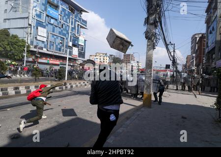 Kathmandu, NE, Nepal. 20th. Februar 2022. Kader verschiedener politischer Parteien stoßen bei einem Protest gegen die MCC-Zuschüsse der US-Regierung für Nepal in Kathmandu, Nepal, am 20. Februar 2022, auf die Bereitschaftspolizei. Die Regierung hingegen hat sich mit dem 500 Millionen US-Dollar-Entwicklungshilfepakt im parlament vorangebracht, doch die Billigung des Pakts bleibt weiterhin in der Schwebe. (Bild: © Aryan Dhimal/ZUMA Press Wire) Stockfoto