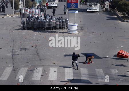 Kathmandu, NE, Nepal. 20th. Februar 2022. Kader verschiedener politischer Parteien stoßen bei einem Protest gegen die MCC-Zuschüsse der US-Regierung für Nepal in Kathmandu, Nepal, am 20. Februar 2022, auf die Bereitschaftspolizei. Die Regierung hingegen hat sich mit dem 500 Millionen US-Dollar-Entwicklungshilfepakt im parlament vorangebracht, doch die Billigung des Pakts bleibt weiterhin in der Schwebe. (Bild: © Aryan Dhimal/ZUMA Press Wire) Stockfoto