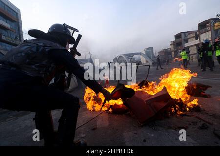 Kathmandu, NE, Nepal. 20th. Februar 2022. Kader verschiedener politischer Parteien stoßen bei einem Protest gegen die MCC-Zuschüsse der US-Regierung für Nepal in Kathmandu, Nepal, am 20. Februar 2022, auf die Bereitschaftspolizei. Die Regierung hingegen hat sich mit dem 500 Millionen US-Dollar-Entwicklungshilfepakt im parlament vorangebracht, doch die Billigung des Pakts bleibt weiterhin in der Schwebe. (Bild: © Aryan Dhimal/ZUMA Press Wire) Stockfoto