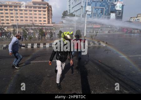 Kathmandu, NE, Nepal. 20th. Februar 2022. Kader verschiedener politischer Parteien stoßen bei einem Protest gegen die MCC-Zuschüsse der US-Regierung für Nepal in Kathmandu, Nepal, am 20. Februar 2022, auf die Bereitschaftspolizei. Die Regierung hingegen hat sich mit dem 500 Millionen US-Dollar-Entwicklungshilfepakt im parlament vorangebracht, doch die Billigung des Pakts bleibt weiterhin in der Schwebe. (Bild: © Aryan Dhimal/ZUMA Press Wire) Stockfoto