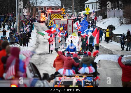 Richmond, USA. Ryan Cochran-Siegle (Mitte mit US-Flagge auf der Jacke), der Silbermedaillengewinnerin des Ski-Super-G im alpinen Skilauf bei den Olympischen Spielen in Peking, wird nach Richmond, VT, (ca. 4.000 Einwohner), begrüßt, indem er die Menge bei seiner Rückkehr aus China nach Vermont anfeuert, am Samstag, den 19. Februar 2022, VT, USA. Die Familie Cochran führte jahrzehntelang ein kleines lokales alpines Skigebiet in Richmond, wo Ryan zum ersten Mal Ski fuhr. Es ist jetzt eine gemeinnützige Organisation. Kredit: John Lazenby/Alamy Live Nachrichten Stockfoto