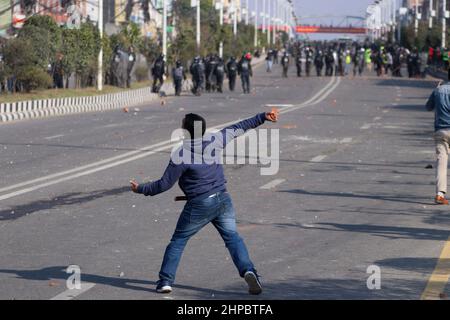 Kathmandu, NE, Nepal. 20th. Februar 2022. Kader verschiedener politischer Parteien stoßen bei einem Protest gegen die MCC-Zuschüsse der US-Regierung für Nepal in Kathmandu, Nepal, am 20. Februar 2022, auf die Bereitschaftspolizei. Die Regierung hingegen hat sich mit dem 500 Millionen US-Dollar-Entwicklungshilfepakt im parlament vorangebracht, doch die Billigung des Pakts bleibt weiterhin in der Schwebe. (Bild: © Aryan Dhimal/ZUMA Press Wire) Stockfoto