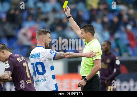 ZWOLLE, NIEDERLANDE - 20. FEBRUAR: Maikel van der Werff von PEC Zwolle erhält eine gelbe Karte vom Schiedsrichter Jeroen Manschot während des niederländischen Eredivisie-Spiels zwischen PEC Zwolle und FC Groningen am 20. Februar 2022 im MAC³PARK Stadion in Zwolle, Niederlande (Foto: Broer van den Boom/Orange Picles) Stockfoto