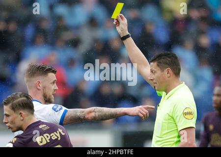 ZWOLLE, NIEDERLANDE - 20. FEBRUAR: Maikel van der Werff von PEC Zwolle erhält eine gelbe Karte vom Schiedsrichter Jeroen Manschot während des niederländischen Eredivisie-Spiels zwischen PEC Zwolle und FC Groningen am 20. Februar 2022 im MAC³PARK Stadion in Zwolle, Niederlande (Foto: Broer van den Boom/Orange Picles) Stockfoto