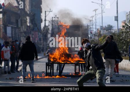 Kathmandu, NE, Nepal. 20th. Februar 2022. Kader verschiedener politischer Parteien stoßen bei einem Protest gegen die MCC-Zuschüsse der US-Regierung für Nepal in Kathmandu, Nepal, am 20. Februar 2022, auf die Bereitschaftspolizei. Die Regierung hingegen hat sich mit dem 500 Millionen US-Dollar-Entwicklungshilfepakt im parlament vorangebracht, doch die Billigung des Pakts bleibt weiterhin in der Schwebe. (Bild: © Aryan Dhimal/ZUMA Press Wire) Stockfoto