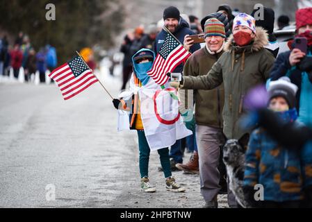 Richmond, USA. Die Menge begrüßt Ryan Cochran-Siegle, den Silbermedaillengewinnerin des Ski-Super-G im alpinen Skilauf bei den Olympischen Spielen in Peking, Heimat von Richmond, VT, (Bevölkerung ca. 4.000) bei seiner Rückkehr aus China nach Vermont, Samstag, den 19. Februar 2022, Richmond, VT, USA. Die Familie Cochran führte jahrzehntelang ein kleines lokales alpines Skigebiet in Richmond, wo Ryan zum ersten Mal Ski fuhr. Es ist jetzt eine gemeinnützige Organisation. Kredit: John Lazenby/Alamy Live Nachrichten Stockfoto