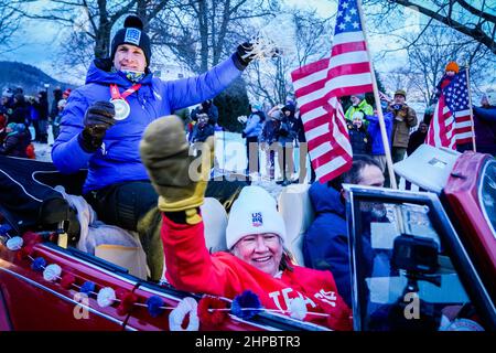 Richmond, USA. Ryan Cochran-Siegle, der Silbermedaillengewinnerin des Ski-Super-G im alpinen Skilauf bei den Olympischen Spielen in Peking, wird nach Richmond, VT, (ca. 4.000 Einwohner), begrüßt, indem er die Massen bei seiner Rückkehr aus China nach Vermont anfeuert. 19 2022 VT, USA. Seine Mutter, Barbara Ann Cochran, 1972 Olympiasiegerin im Slalom in Sapporo, winkt vom Beifahrersitz (links). Die Familie Cochran führte jahrzehntelang ein kleines lokales alpines Skigebiet in Richmond, wo Ryan zum ersten Mal Ski fuhr. Es ist jetzt eine gemeinnützige Organisation. Kredit: John Lazenby/Alamy Live Nachrichten Stockfoto