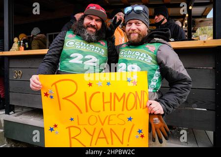 Richmond, USA. Die Menge begrüßt Ryan Cochran-Siegle, den Silbermedaillengewinnerin des Ski-Super-G im alpinen Skilauf bei den Olympischen Spielen in Peking, Heimat von Richmond, VT, (Bevölkerung ca. 4.000) bei seiner Rückkehr aus China nach Vermont, Samstag, den 19. Februar 2022, Richmond, VT, USA. Die Familie Cochran führte jahrzehntelang ein kleines lokales alpines Skigebiet in Richmond, wo Ryan zum ersten Mal Ski fuhr. Es ist jetzt eine gemeinnützige Organisation. Kredit: John Lazenby/Alamy Live Nachrichten Stockfoto