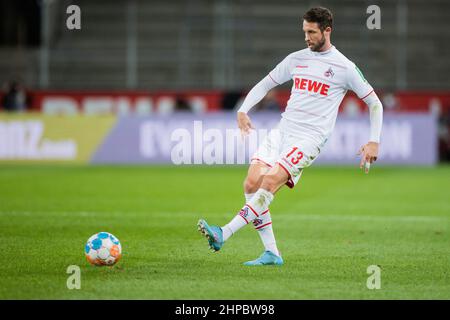 19. Februar 2022, Nordrhein-Westfalen, Köln: Fußball: Bundesliga, 1. FC Köln - Eintracht Frankfurt, Matchday 23, RheinEnergieStadion. Mark Uth von Köln. Foto: Rolf Vennenbernd/dpa - WICHTIGER HINWEIS: Gemäß den Anforderungen der DFL Deutsche Fußball Liga und des DFB Deutscher Fußball-Bund ist es untersagt, im Stadion und/oder vom Spiel aufgenommene Fotos in Form von Sequenzbildern und/oder videoähnlichen Fotoserien zu verwenden oder zu verwenden. Stockfoto