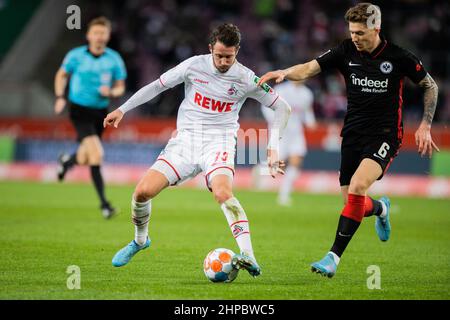 19. Februar 2022, Nordrhein-Westfalen, Köln: Fußball: Bundesliga, 1. FC Köln - Eintracht Frankfurt, Matchday 23, RheinEnergieStadion. Der Kölner Mark Uth (l.) und der Frankfurter Kristijan Jakic. Foto: Rolf Vennenbernd/dpa - WICHTIGER HINWEIS: Gemäß den Anforderungen der DFL Deutsche Fußball Liga und des DFB Deutscher Fußball-Bund ist es untersagt, im Stadion und/oder vom Spiel aufgenommene Fotos in Form von Sequenzbildern und/oder videoähnlichen Fotoserien zu verwenden oder zu verwenden. Stockfoto