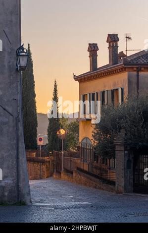 goldene Stunde in Arqua Petrarca, ITALIEN - 12. Feb 2021: Eine alte Stadt im Nordosten Italiens, Venetien. Es wurde als eines der schönen ol definiert Stockfoto