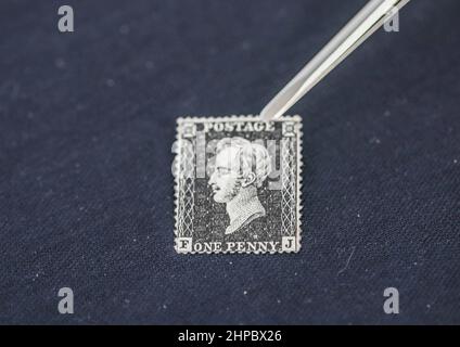 London UK 20 February 2022 Steve Allen Dealer offering a SG DP71 (3c) 1850 Prince Consort Essay printed in black and perforated 16.A fine example ,very spary CAT £18,000.. Paul Quezada-Neiman/Alamy Live News Stockfoto