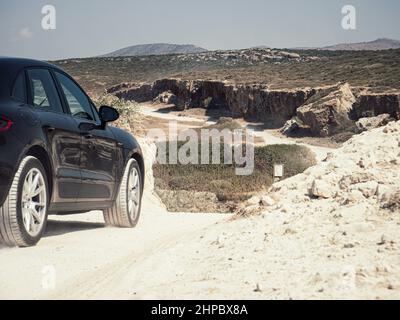 Schwarzes Auto auf der Halbinsel Akamas Stockfoto