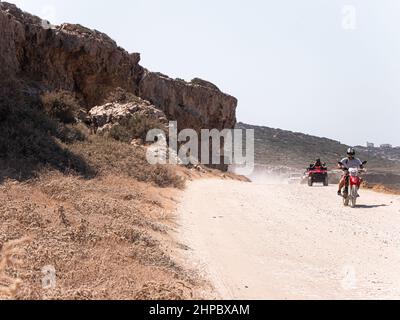 Touristen, die Motorräder auf der Halbinsel Akamas fahren Stockfoto