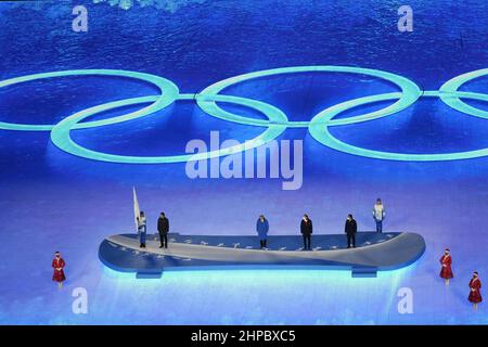 Peking, China. 20th. Februar 2022. Präsident des Internationalen Olympischen Komitees Thomas Bach, ganz links, schaut zu, bevor er die olympische Flagge an Vertreter aus Italien, rechts, übergibt, die die Olympischen Winterspiele 2026 zwischen zwei Städten, Mailand und Cortina, ausrichten werden, Bei den Olympischen Abschlussfeiern im Nationalstadion bei den Olympischen Winterspielen 2022 in Peking am Sonntag, den 20. Februar 2022. Foto von Paul Hanna/UPI. Kredit: UPI/Alamy Live Nachrichten Stockfoto