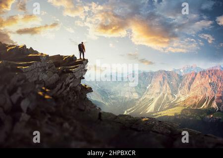 Wanderer in den Bergen genießen die Aussicht Stockfoto