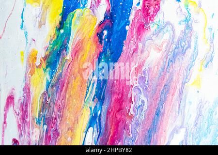Abstrakter Kunsthintergrund. Bunte helle Textur. Zeitgenössische Kunst. Ölgemälde auf Leinwand. Fragment der Grafik. Flecken von Ölfarbe. Pinselstriche von Farbe. Moderne Kunst. Foto in hoher Qualität Stockfoto