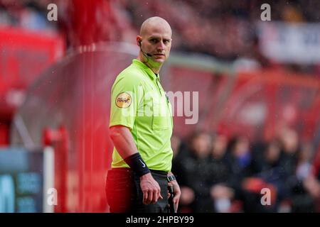 ENSCHEDE, NIEDERLANDE - 20. FEBRUAR: Schiedsrichter-Assistent Thomas Krijt beim niederländischen Eredivisie-Spiel zwischen dem FC Twente und Schieß los. Eagles am 20. Februar 2022 in Enschede, Niederlande (Foto: Peter Lous/Orange Picles) Stockfoto