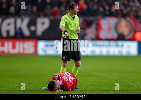 ENSCHEDE, NIEDERLANDE - 20. FEBRUAR: Schiedsrichter Martin van den Kerkhof, Daan Rots vom FC Twente liegt beim niederländischen Eredivisie-Spiel zwischen dem FC Twente und Schieß los. Eagles am 20. Februar 2022 in Enschede, Niederlande, verletzt auf dem Boden (Foto: Peter Lous/Orange Picles) Stockfoto