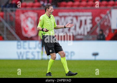 ENSCHEDE, NIEDERLANDE - 20. FEBRUAR: Schiedsrichter Martin van den Kerkhof während des niederländischen Eredivisie-Spiels zwischen dem FC Twente und Schieß los. Eagles am 20. Februar 2022 in Enschede, Niederlande (Foto: Peter Lous/Orange Picles) Stockfoto