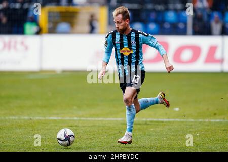 20. Februar 2022, Baden-Württemberg, Mannheim: Fußball: Liga 3rd, SV Waldhof Mannheim - 1. FC Kaiserslautern, Matchday 27, Carl-Benz-Stadion. Mannheims Marc Schnatterer spielt den Ball. Foto: Uwe Anspach/dpa - WICHTIGER HINWEIS: Gemäß den Anforderungen der DFL Deutsche Fußball Liga und des DFB Deutscher Fußball-Bund ist es untersagt, im Stadion und/oder des Spiels aufgenommene Fotos in Form von Sequenzbildern und/oder videoähnlichen Fotoserien zu verwenden oder zu verwenden. Stockfoto