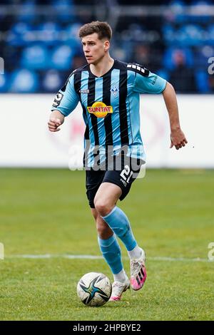 20. Februar 2022, Baden-Württemberg, Mannheim: Fußball: Liga 3rd, SV Waldhof Mannheim - 1. FC Kaiserslautern, Matchday 27, Carl-Benz-Stadion. Mannheims Alexander Rossipal spielt den Ball. Foto: Uwe Anspach/dpa - WICHTIGER HINWEIS: Gemäß den Anforderungen der DFL Deutsche Fußball Liga und des DFB Deutscher Fußball-Bund ist es untersagt, im Stadion und/oder des Spiels aufgenommene Fotos in Form von Sequenzbildern und/oder videoähnlichen Fotoserien zu verwenden oder zu verwenden. Stockfoto