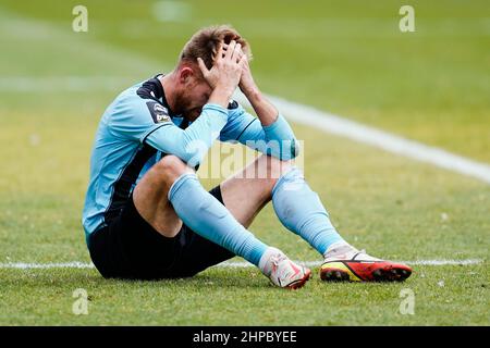 20. Februar 2022, Baden-Württemberg, Mannheim: Fußball: Liga 3rd, SV Waldhof Mannheim - 1. FC Kaiserslautern, Matchday 27, Carl-Benz Stadion. Mannheims Marc Schnatterer sitzt auf dem Spielfeld. Foto: Uwe Anspach/dpa - WICHTIGER HINWEIS: Gemäß den Anforderungen der DFL Deutsche Fußball Liga und des DFB Deutscher Fußball-Bund ist es untersagt, im Stadion und/oder des Spiels aufgenommene Fotos in Form von Sequenzbildern und/oder videoähnlichen Fotoserien zu verwenden oder zu verwenden. Stockfoto